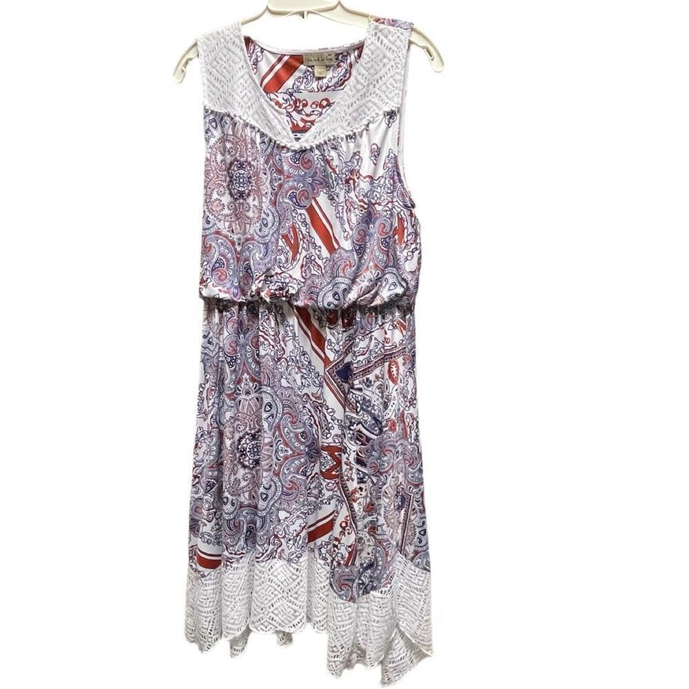 Live and let live size M lace front and hem. Handkerchief hem